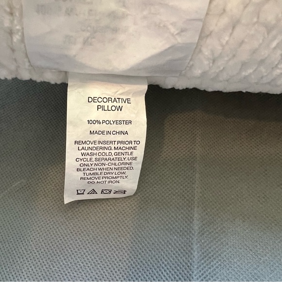 Pair 20x20 white and navy NWT pillows, DKNY and innup home - Picture 10 of 12